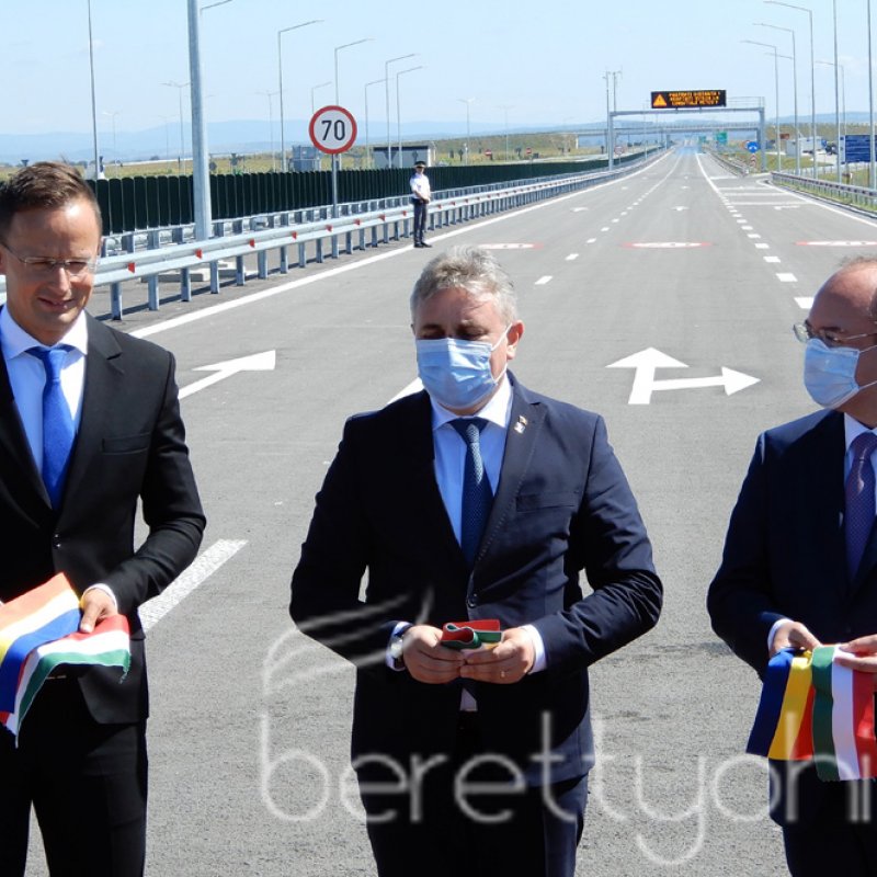 Átadták az M4-es autópálya Ártándig tartó szakaszát28